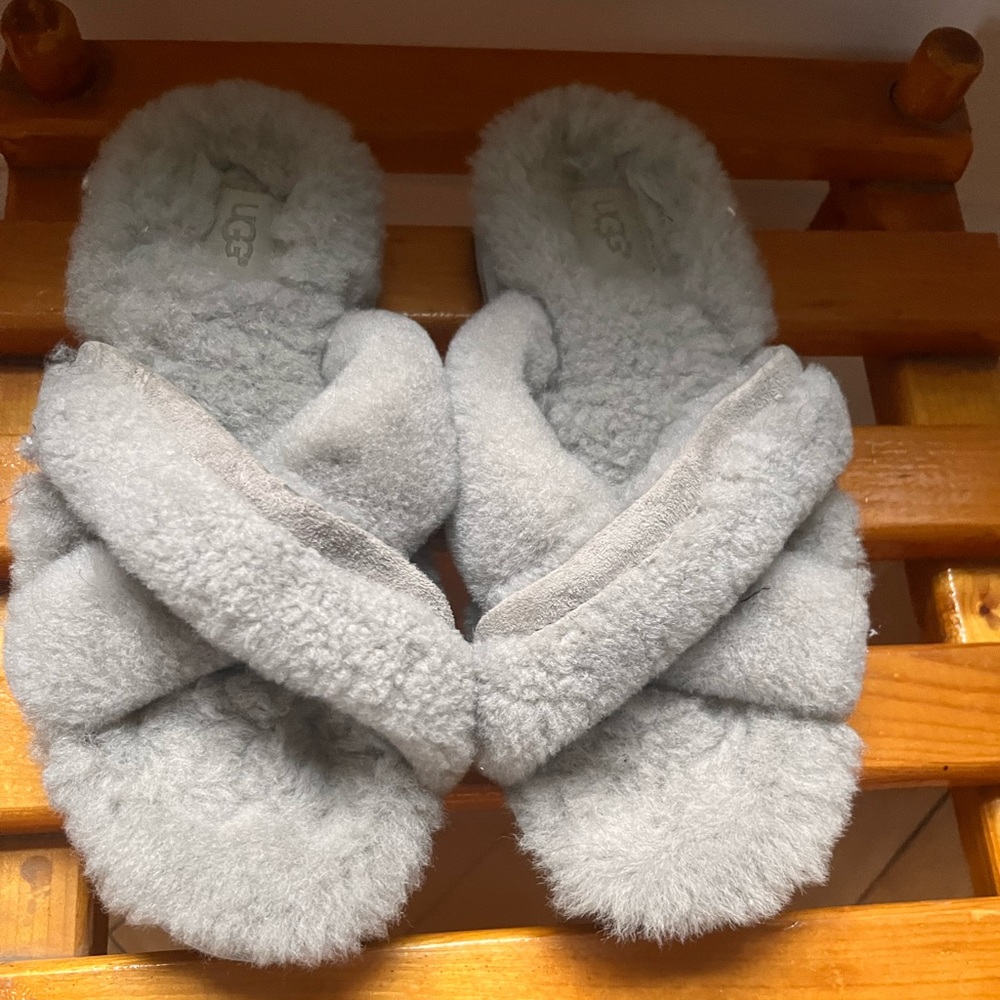 UGG SLIPPERS